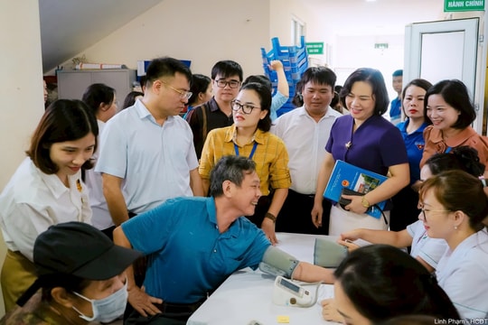 Phường Long Biên tổ chức khám bệnh, phát thuốc miễn phí cho gần 400 người có công