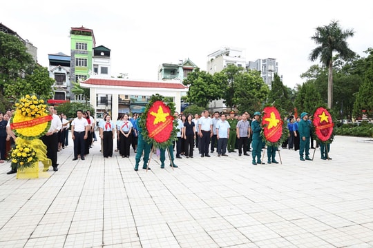 Lãnh đạo xã Thường Tín dâng hương tưởng niệm các Anh hùng liệt sỹ