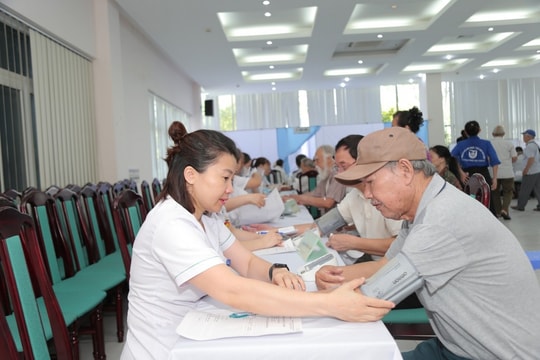 Phường Việt Hưng (Hà Nội) Khám bệnh, tặng quà thương bệnh binh, nạn nhân chất độc màu da cam