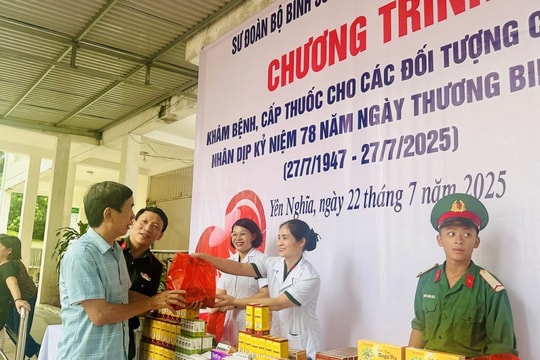 Khám sức khỏe, tặng quà người có công phường Yên Nghĩa