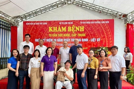 Khám bệnh, phát thuốc miễn phí cho gần 400 đối tượng chính sách tại phường Long Biên
