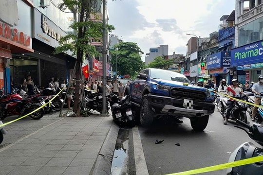 Hà Nội Xe bán tải đâm nhiều xe máy trên vỉa hè, một ngươi bị thương