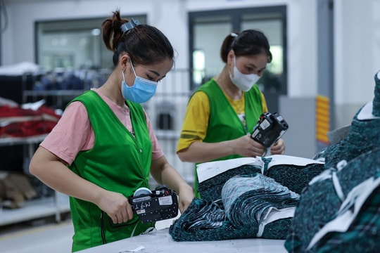 Tăng lương tối thiểu nhưng không cắt giảm các chế độ hiện hành của người lao động