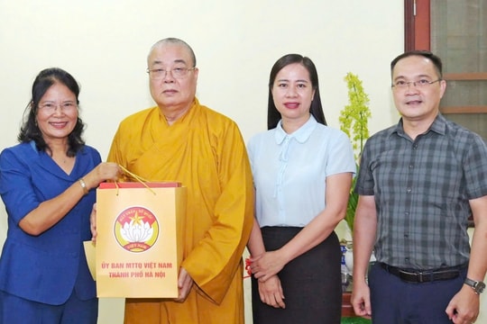 Hà Nội: Lãnh đạo MTTQ Việt Nam Thành phố thăm, tặng quà chức sắc tôn giáo là thân nhân liệt sĩ