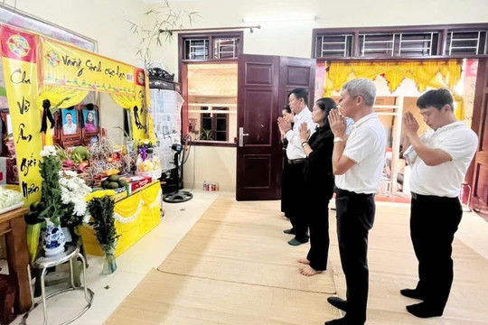 Lãnh đạo MTTQ thành phố Hà Nội thắp nén tâm nhang, chia buồn với gia đình có 4 người bị thiệt mạng trong vụ lật tàu 