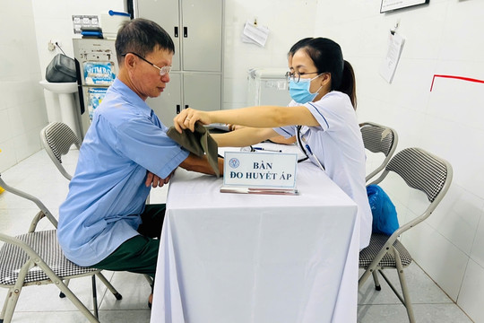 Xã Quang Minh: Khám bệnh, cấp phát thuốc miễn phí cho 400 người có công