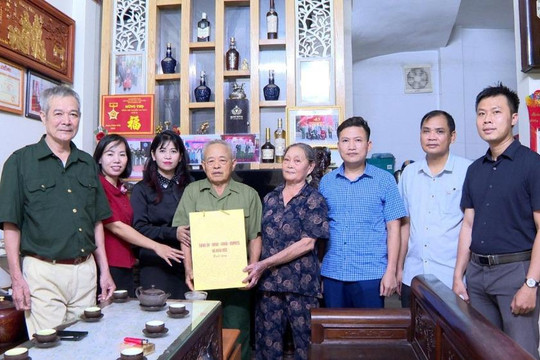 MTTQ xã Hoài Đức thăm hỏi, tặng quà người có công tiêu biểu