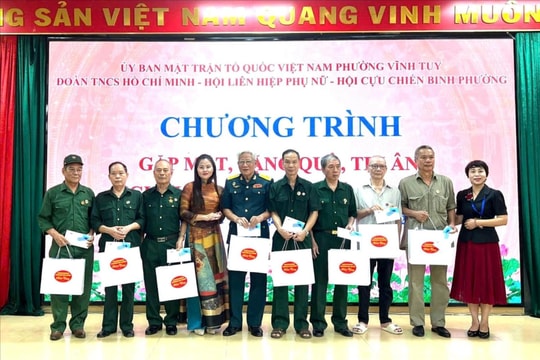 Phường Vĩnh Tuy trao 55 suất quà tặng các thương, bệnh binh
