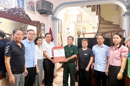 Phường Thanh Liệt thăm, tặng quà người có công nhân kỷ niệm 78 năm Ngày Thương binh - Liệt sĩ
