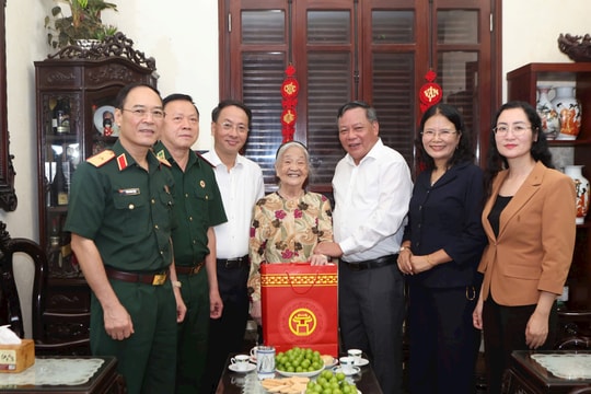 Đồng chí Nguyễn Văn Phong thăm, tặng quà người có công tiêu biểu phường Đống Đa