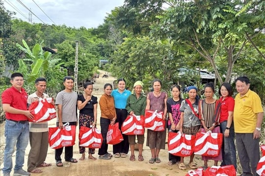 Siêu thị GO! Vinh trao 200 phần quà hỗ trợ người dân vùng lũ Nghệ An