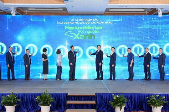 VinFast và 12 ngân hàng, tổ chức tài chính hỗ trợ người dân Hà Nội chuyển sang xe điện