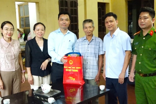 Lãnh đạo xã Bát Tràng thăm, tặng quà gia đình chính sách