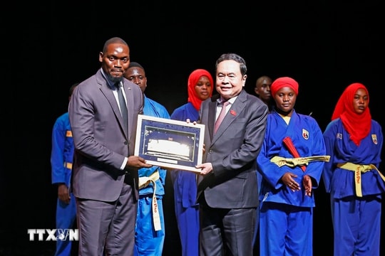 Chủ tịch Quốc hội Trần Thanh Mẫn và Phu nhân thăm Câu lạc bộ Vovinam tại Senegal