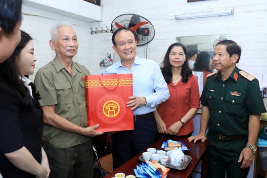Chủ tịch HĐND thành phố Nguyễn Ngọc Tuấn tặng quà gia đình thương binh, liệt sĩ