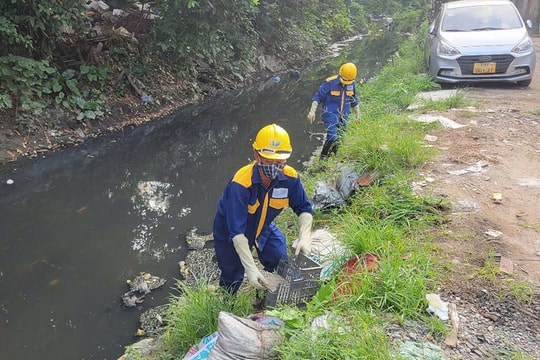 Rác thải tràn ngập nhiều kênh mương tại Hà Nội: Khơi thông các dự án cống hóa