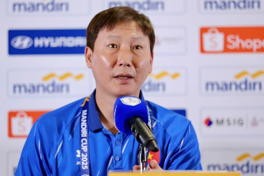 HLV Kim Sang Sik đánh giá cao lối chơi phòng ngự phản công của U23 Philippines