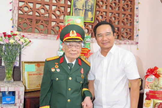 Chủ tịch UBND TP Hồ Chí Minh thăm người có công dịp 27/7