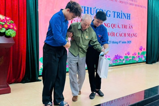 Phường Vĩnh Tuy: Những suất quà nghĩa tình gửi tặng người có công