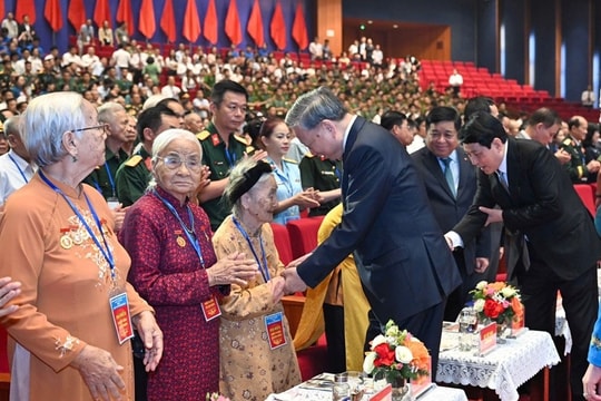 Tổng Bí thư gặp mặt người có công, nhân chứng lịch sử