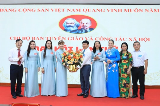 Chi bộ Ban Tuyên giáo và Công tác xã hội Xây dựng đội ngũ cán bộ, đảng viên thích ứng nhanh yêu cầu mới