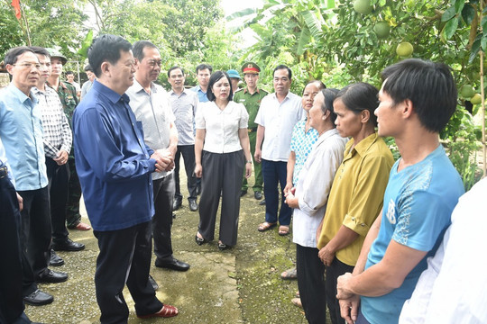 Phó Thủ tướng Mai Văn Chính thăm hỏi, động viên người dân bị ảnh hưởng bởi mưa lũ tại Thanh Hóa