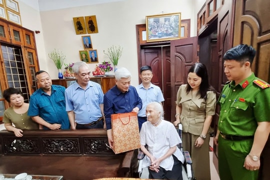 Phường Đại Mỗ: Thăm, tặng quà các gia đình chính sách tiêu biểu