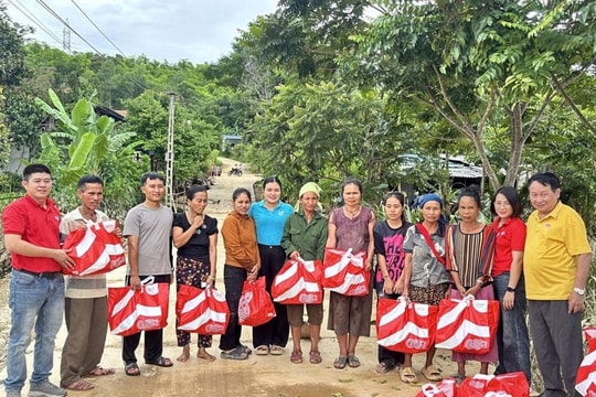 Siêu thị GO! Vinh Trao 200 phần quà hỗ trợ người dân vùng lũ Nghệ An