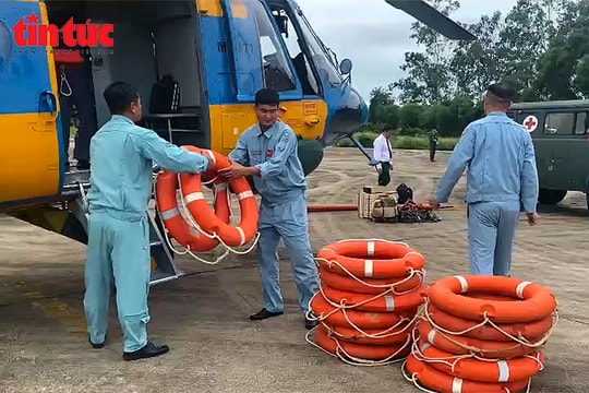 Hàng chục tấn hàng được vận chuyển bằng trực thăng vào vùng lũ Nghệ An