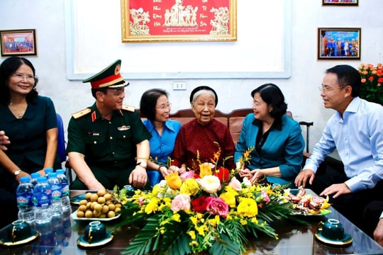 Bí thư Thành ủy Hà Nội Bùi Thị Minh Hoài thăm, tặng quà thương binh, gia đình liệt sĩ