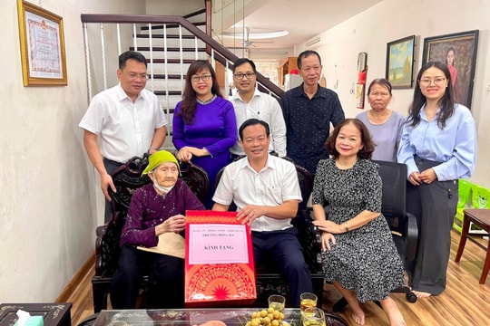 Phường Hồng Hà tri ân các gia đình thương binh, liệt sĩ, người có công