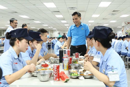 Lãnh đạo Tổng LĐLĐ Việt Nam và LĐLĐ thành phố Hà Nội dự “Bữa cơm Công đoàn” cùng công nhân
