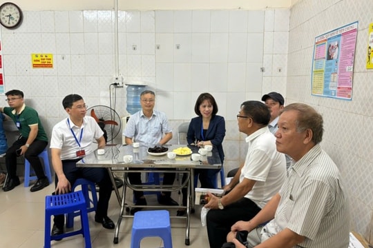 Phường Bồ Đề khám sức khỏe, tặng quà gia đình chính sách, người có công với cách mạng