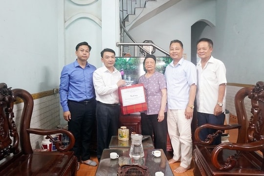 Xã Xuân Mai thăm, tặng quà người có công với cách mạng và gia đình chính sách tiêu biểu