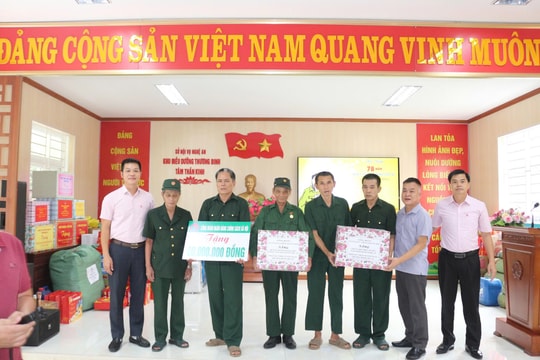 Công đoàn cơ sở NHCSXH tỉnh Nghệ An thăm hỏi, tặng quà người có công