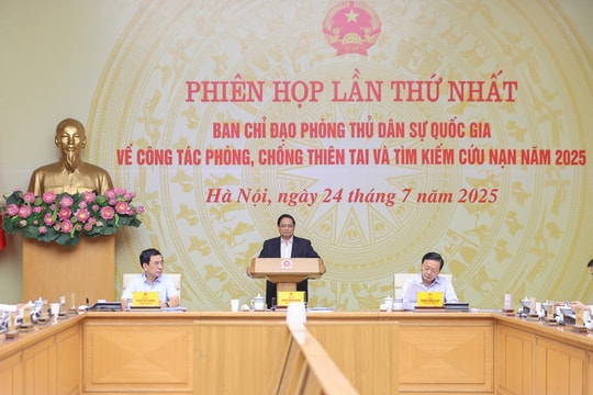 Bằng mọi cách tiếp cận địa bàn bị chia cắt, tiếp tế lương thực cho người dân trong mưa, lũ