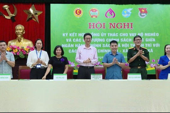  Xã Thanh Trì: Ký kết hợp đồng ủy thác cho vay hộ nghèo và các đối tượng chính sách khác 