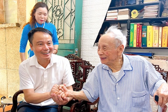 Phường Thanh Liệt thăm, tặng quà người có công với cách mạng