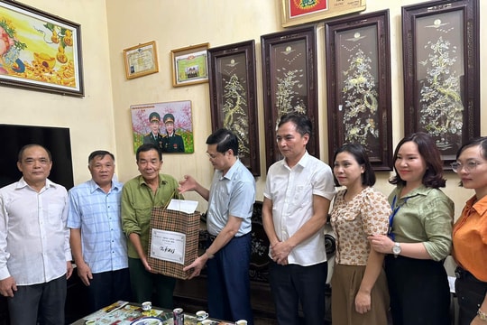 Xã Ngọc Hồi thăm, tặng quà Bà mẹ Việt Nam Anh hùng, người có công