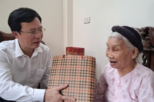 Bí thư Đảng uỷ xã Tây Phương thăm, tặng quà Bà mẹ Việt Nam Anh hùng