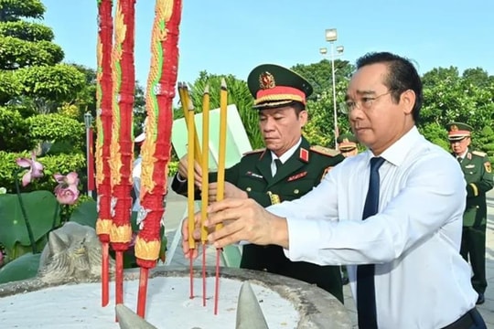 Lãnh đạo thành phố Hồ Chí Minh dâng hương tưởng niệm các Anh hùng liệt sĩ