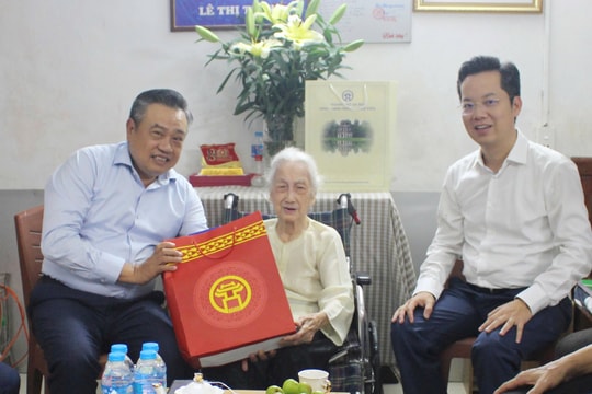 Chủ tịch UBND thành phố Hà Nội Trần Sỹ Thanh thăm, tặng quà người có công