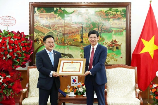 Trao Bằng khen của Bộ VHTTDL cho hậu duệ đời thứ 31 của vua Lý Thái Tổ