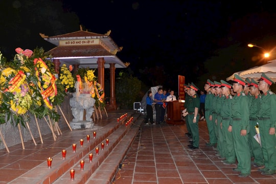 Phường Tùng Thiện thắp nến tri ân các Anh hùng liệt sĩ