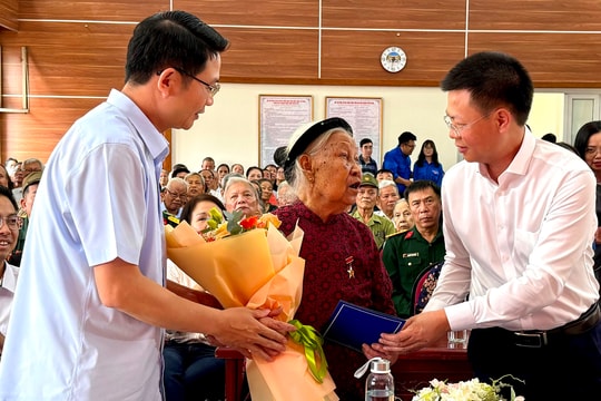 Phường Phú Thượng tặng quà tri ân các gia đình thương binh, liệt sĩ