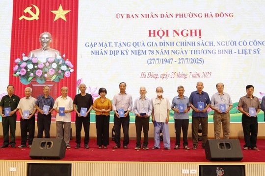 Báo Hànộimới tặng quà 20 gia đình chính sách, người có công phường Hà Đông