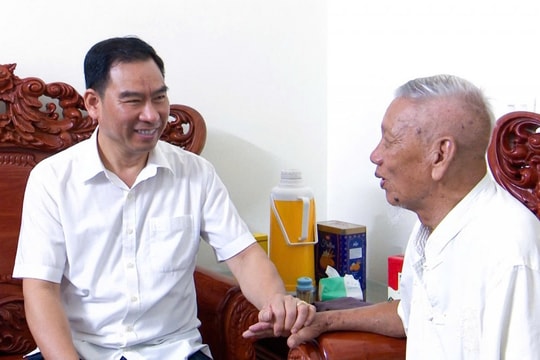 Lãnh đạo xã Thượng Phúc thăm, tặng quà các gia đình chính sách