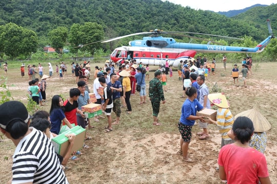 Quân đội tổ chức thêm 4 chuyến bay chuyển hàng cứu trợ đến vùng lũ Nghệ An