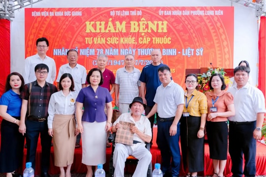 Phường Long Biên khám sức khỏe, tặng quà tri ân người có công