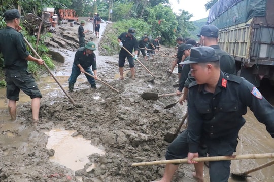 Trung đoàn Cảnh sát cơ động Bắc Trung bộ điều động 250 chiến sĩ hỗ trợ vùng lũ